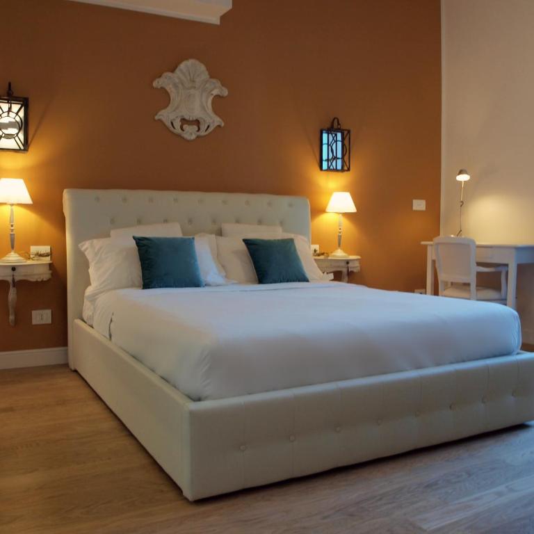 Cosmopolitan Central Rooms - Deluxe Double Room with Balcony - 2