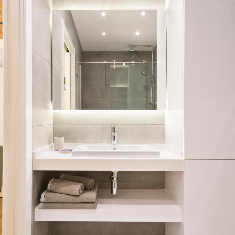 Charming Parallel - Two-Bedroom Apartment - 4