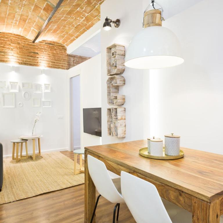Charming Parallel - Two-Bedroom Apartment - 3