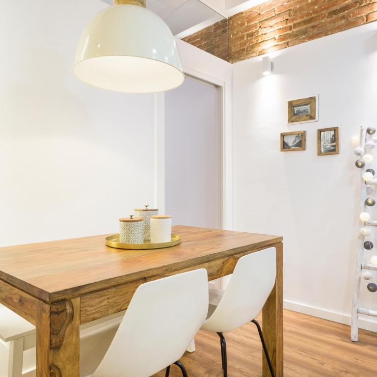 Charming Parallel - Two-Bedroom Apartment - 14