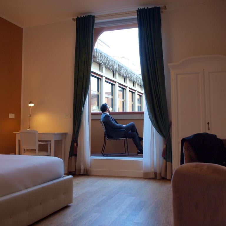 Cosmopolitan Central Rooms - Deluxe Double Room with Balcony - 4