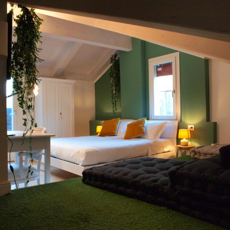 Cosmopolitan Central Rooms - Family Room with Balcony - 4