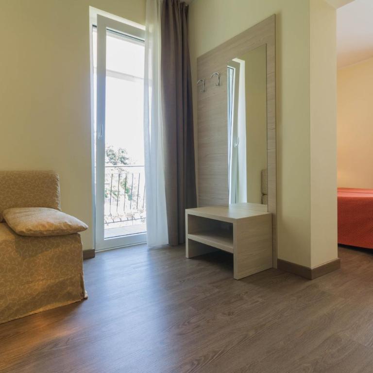 Hotel Capo Reamol - Junior Suite con Terrazza e Vista Lago - 2