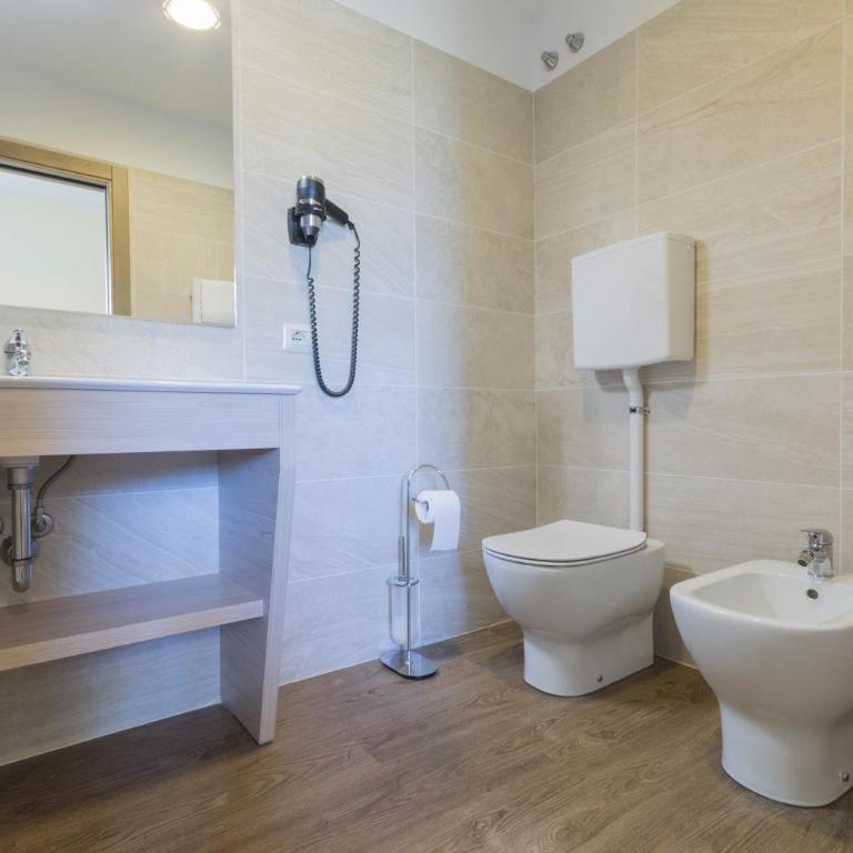 Hotel Capo Reamol - Junior Suite con Terrazza e Vista Lago - 1