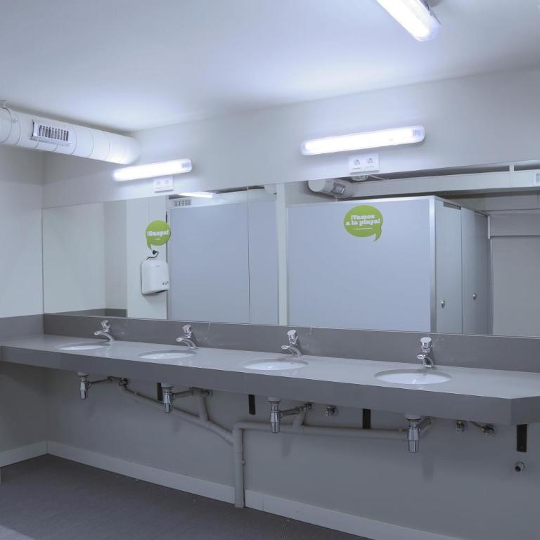 Hola Hostal Eixample - Bed in 24-Bed Mixed Dormitory Room - 3