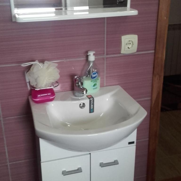 Olja Guest House - Double Room with Shared Bathroom - 10