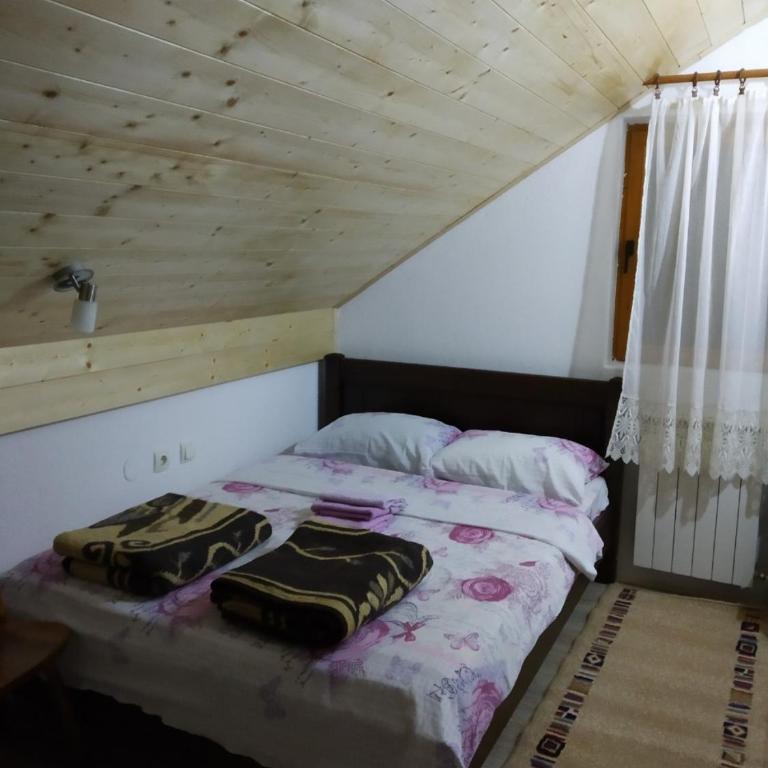 Olja Guest House - Double Room with Shared Bathroom - 9