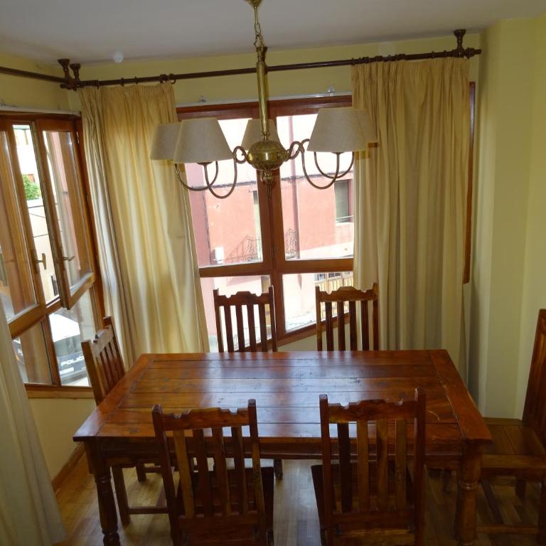Piso grande en el centro de Jaca con WIFI y garaje - Appartement - 3