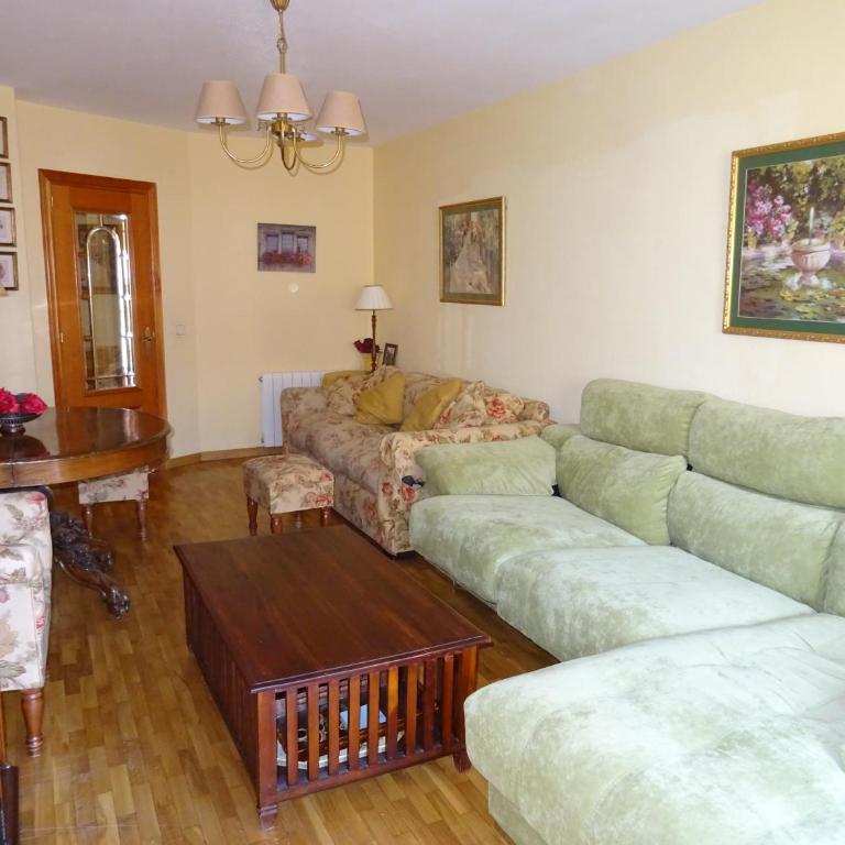 Piso grande en el centro de Jaca con WIFI y garaje - Appartement - 5