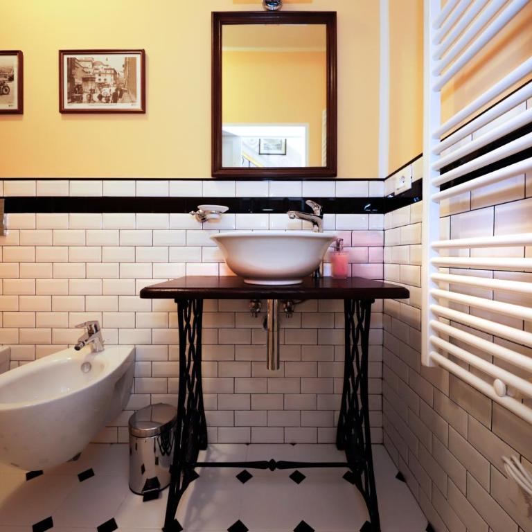 Residenza Cecchi B&B - Camera Matrimoniale con Bagno Privato Esterno - 9
