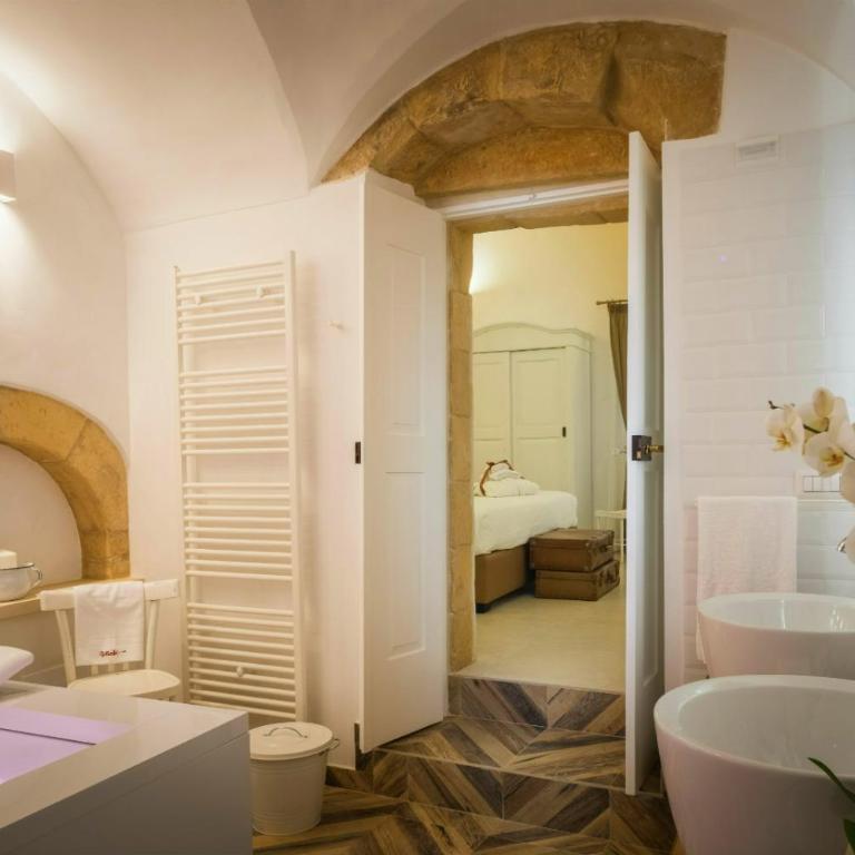 Amatè Suite - Deluxe Suite with Spa Bath - 18