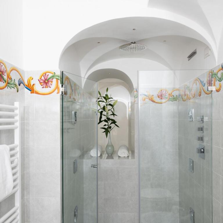 Villa Yiara - Camera Matrimoniale con Vista Mare, Terrazza e Vasca Idromassaggio - 9