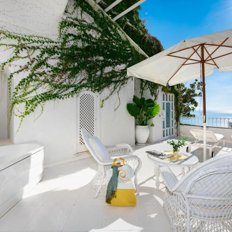Villa Yiara - Camera Matrimoniale con Vista Mare, Terrazza e Vasca Idromassaggio - 4