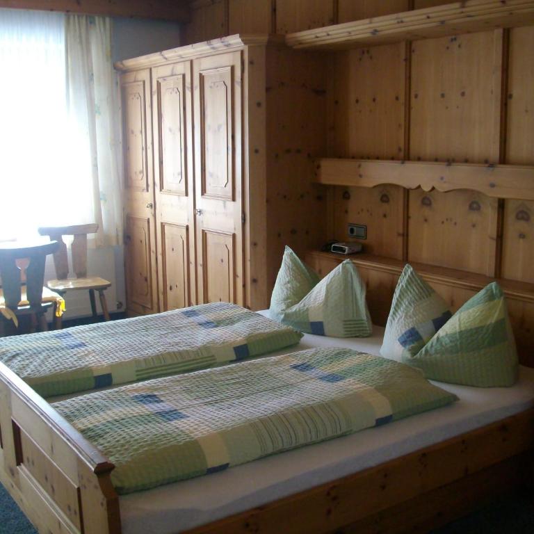 Gästehaus Christoph - Dreibettzimmer mit Balkon - 9