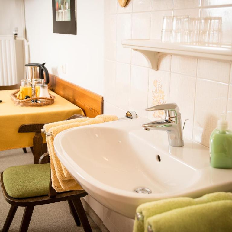 Gästehaus Haffner - Doppelzimmer mit Balkon und Gemeinschaftsbad - 7