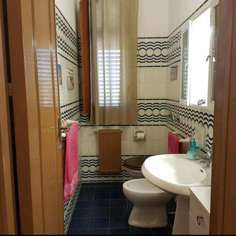 Villa del Golfo Urio with swimming pool shared by the two apartments it is essential to have a car - Villa mit Poolblick - 56