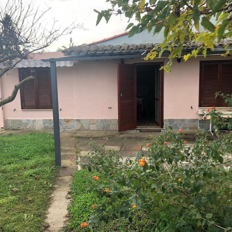 VILLETTA CON GRANDE GIARDINO VICINO ALLA SPIAGGIA DI Campus VILLASIMIUS - Three-Bedroom Villa - 2