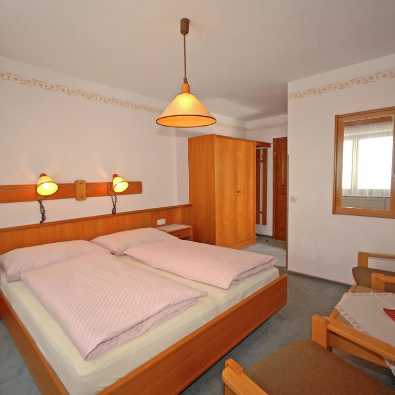 Pension Riedlsperger - Doppelzimmer mit Balkon - 7