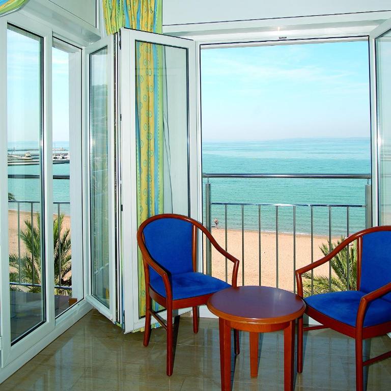 Hotel Risech - Habitación Cuádruple con vistas al mar - 2