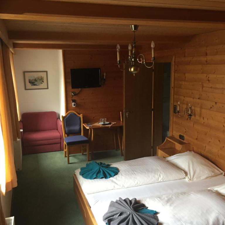 Frühstückspension Christina - Doppelzimmer mit Zustellbett - 2