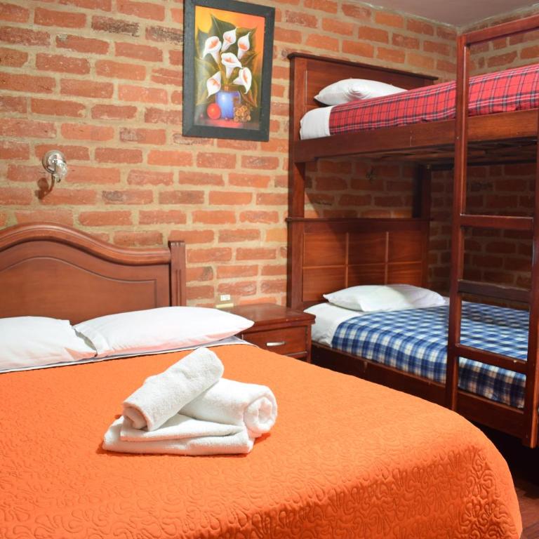 Hostal Viajero's - Quadruple Room with Private Bathroom - 4