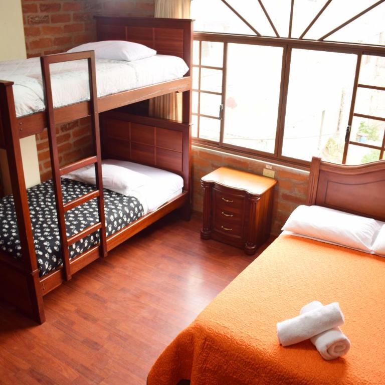 Hostal Viajero's - Family Room with Mountain View - 2