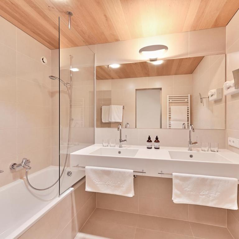 Pension Alpenfluh - Familiensuite mit Balkon - Nebengebäude - 1