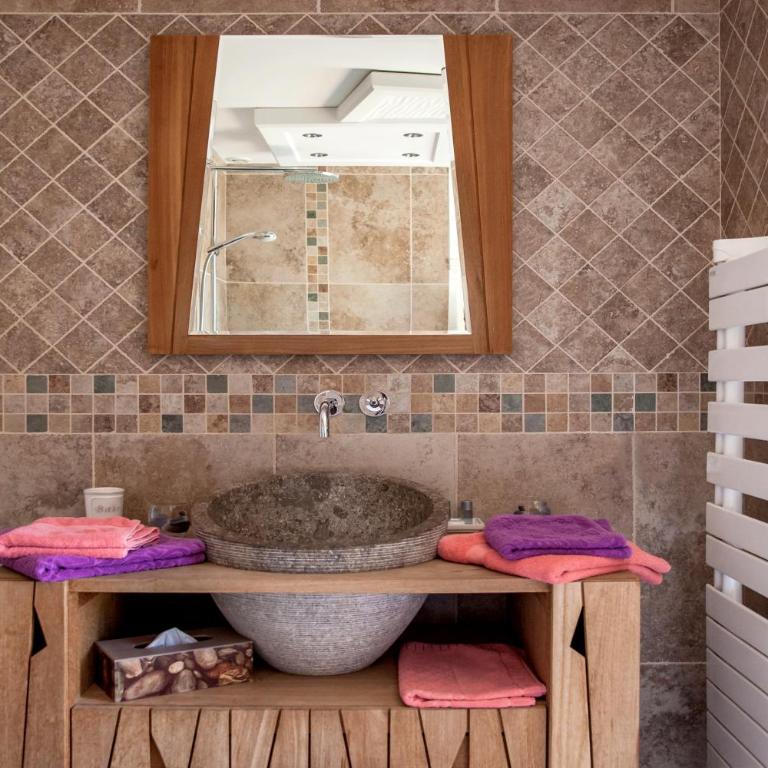 La Demeure Insoupçonnée - Chambre Double de Luxe avec Baignoire Spa - Vue sur Mer - 3
