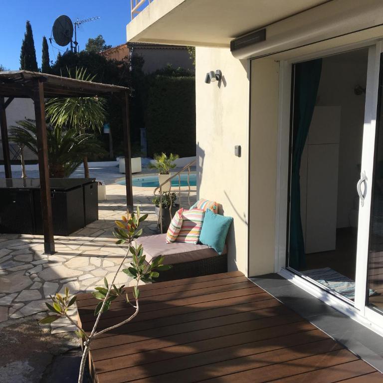 Bed,Kitchen and Swimming Pool Villa Esterel - Chambre Double - Vue sur Jardin - 8