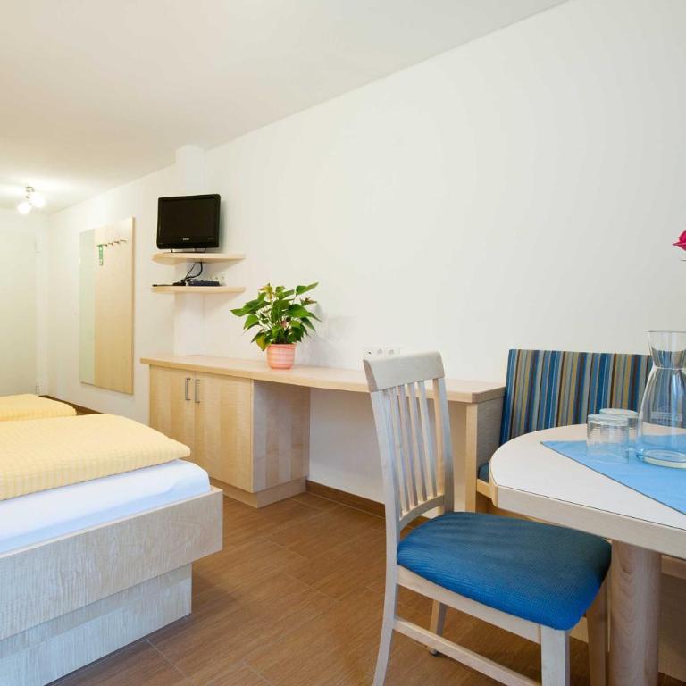 Landhaus Taurer - Doppelzimmer mit Bergblick - 1