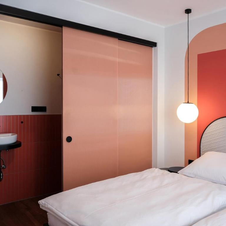 The Dot | 24/7 Checkin - Double Room with Private Bathroom - 2