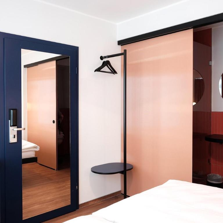 The Dot | 24/7 Checkin - Double Room with Private Bathroom - 7