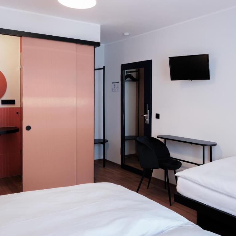 The Dot | 24/7 Checkin - Triple Room with Private Bathroom - 4