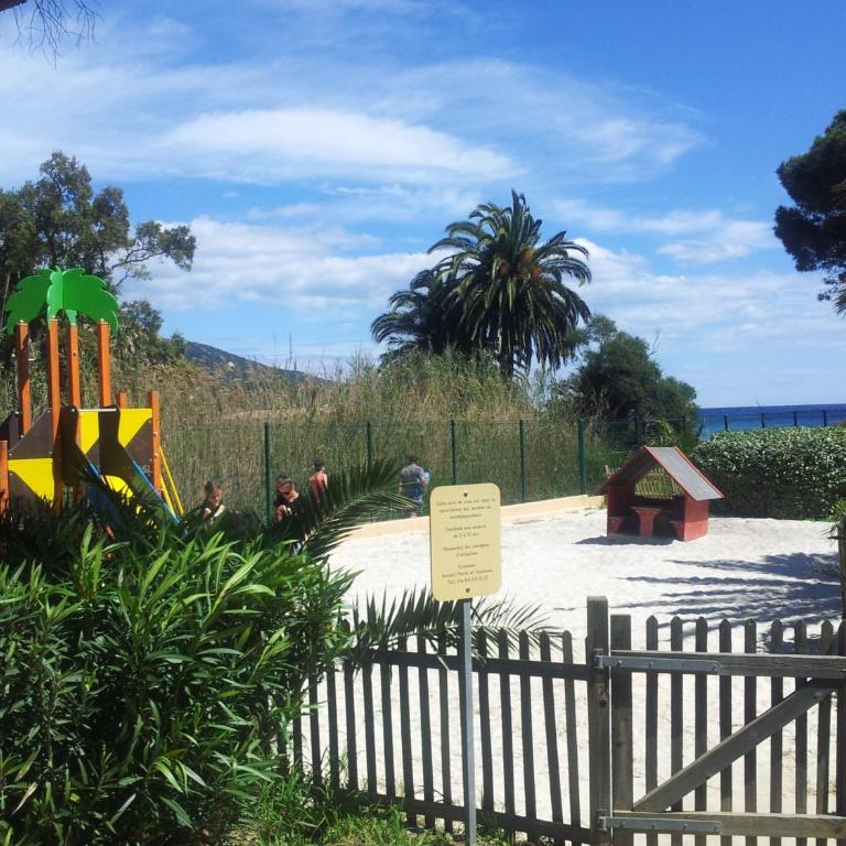 Duplex Vue sur Mer et Pieds dans l'eau Plage de Pramousquier - Appartement 2 Chambres - 12