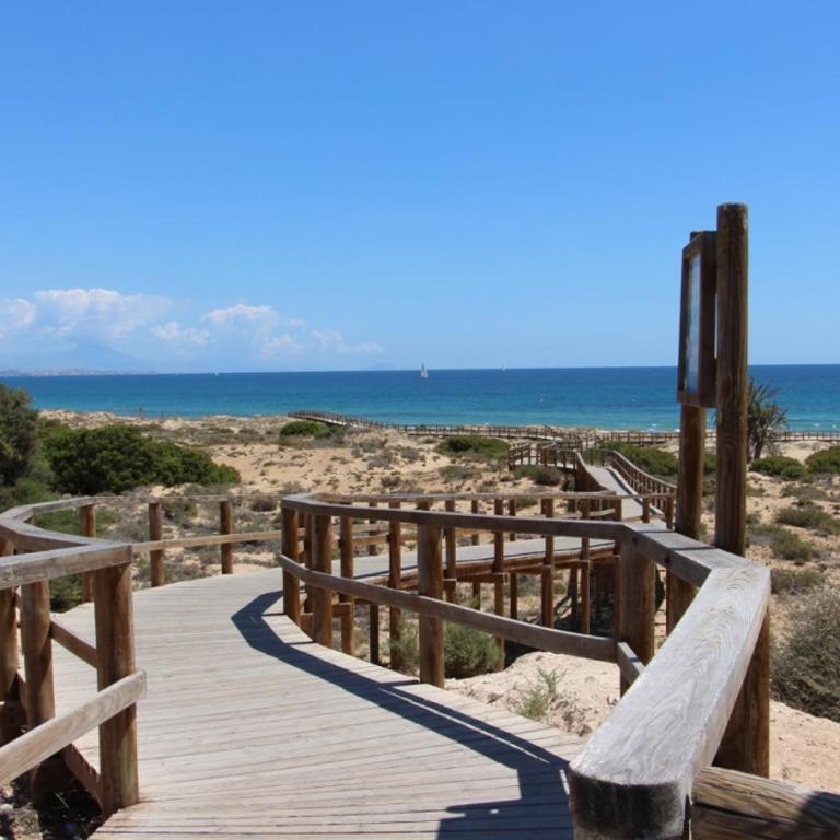 Bonita casa en urbanización privada muy cerca del mar y de Alicante - Two-Bedroom House - 35