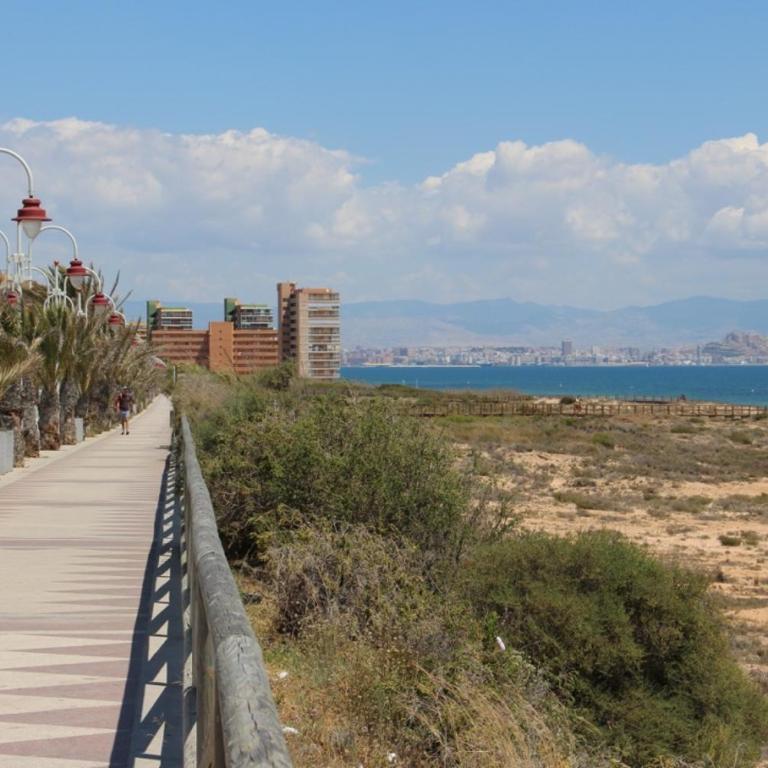 Bonita casa en urbanización privada muy cerca del mar y de Alicante - Two-Bedroom House - 36
