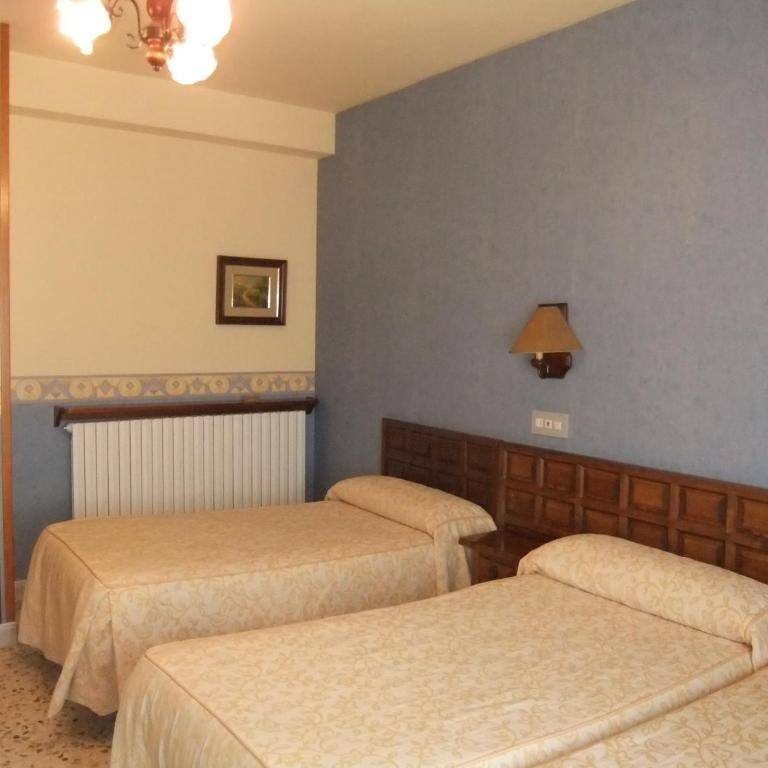 Hotel Latre - Double Room with 2 Extra Beds - 4