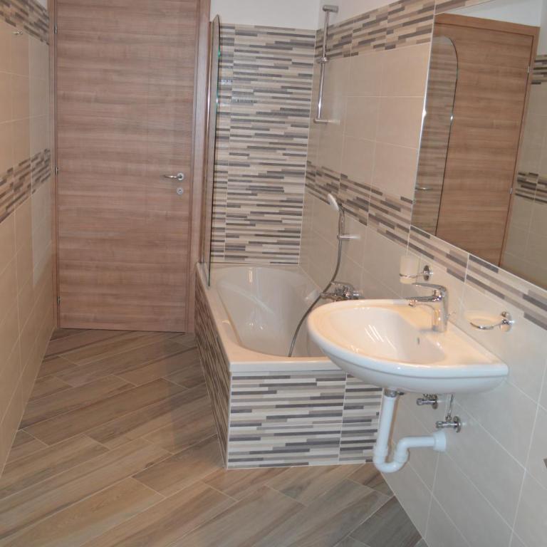 Parravicini Red Flower apartment - Appartamento con 2 Camere da Letto - 11