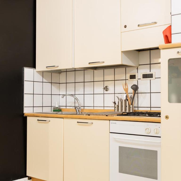 8- Tourist House Bologna - Light House - Self check-in - Appartamento con 1 Camera da Letto - 24