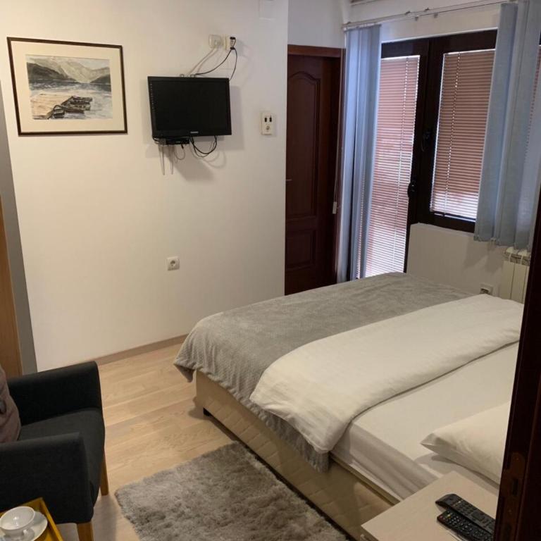Rooms Sanja - Dvokrevetna Soba sa Bračnim Krevetom i Popločanim Dvorištem - 2