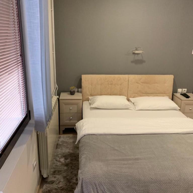 Rooms Sanja - Dvokrevetna Soba sa Bračnim Krevetom i Popločanim Dvorištem - 1