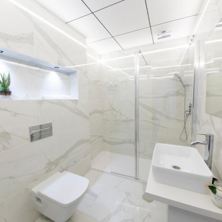 SohoSuites Villavieja - Two-Bedroom Apartment with Balcony - 7