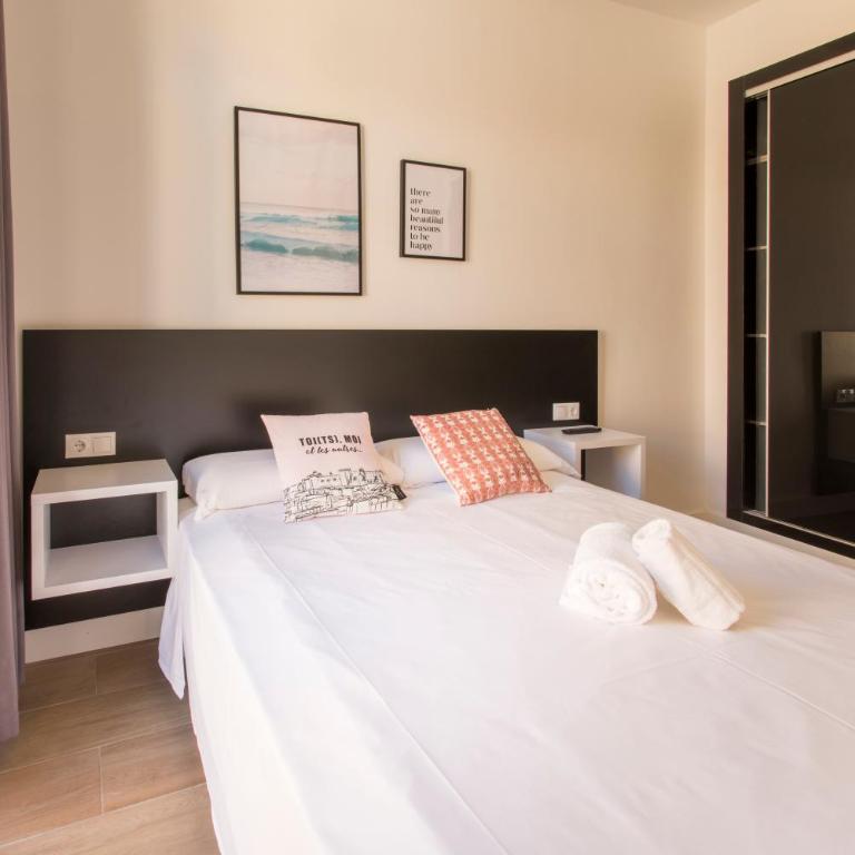 SohoSuites Villavieja - One-Bedroom Apartment with Balcony - 21