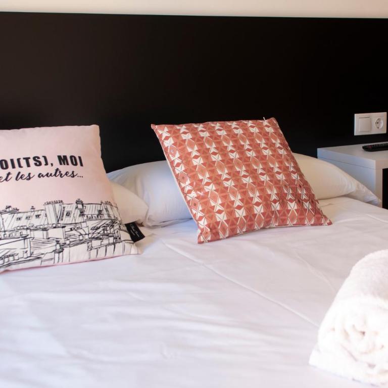 SohoSuites Villavieja - One-Bedroom Apartment with Balcony - 18