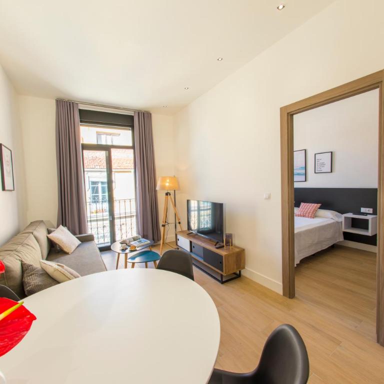 SohoSuites Villavieja - One-Bedroom Apartment with Balcony - 8