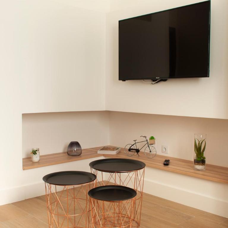 SohoSuites Villavieja - Two-Bedroom Apartment with Balcony - 10