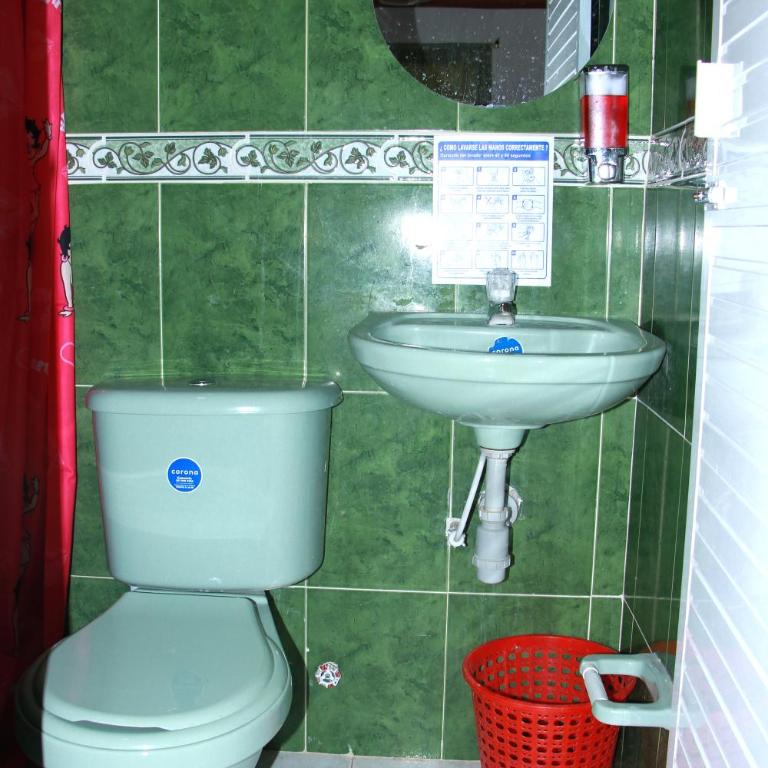 Aparta Hotel Palacios - Habitación Cuádruple con baño privado - 1