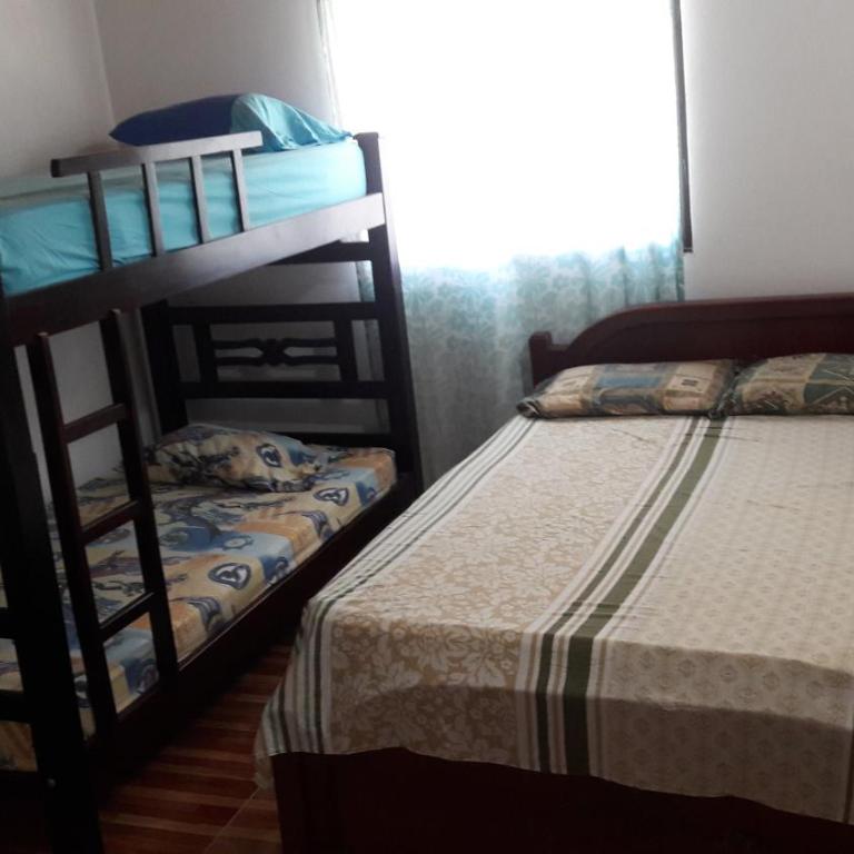 Aparta Hotel Palacios - Habitación Cuádruple con baño privado - 2