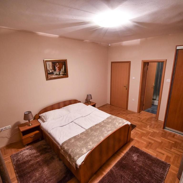 Apartman Natalija Banja Luka - Dvokrevetna Soba sa Bračnim Krevetom i Sopstvenim Kupatilom - 6