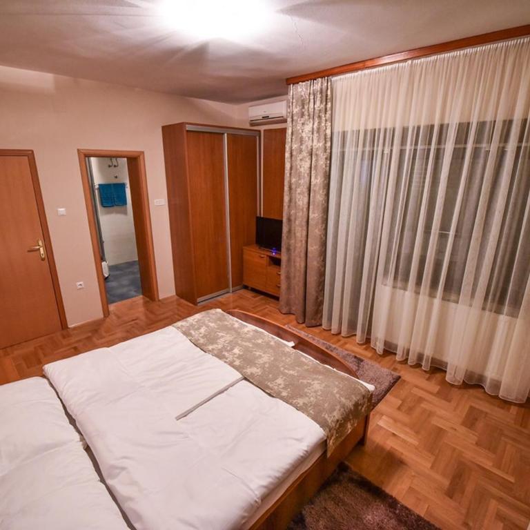 Apartman Natalija Banja Luka - Dvokrevetna Soba sa Bračnim Krevetom i Sopstvenim Kupatilom - 3